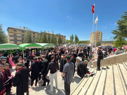 Bozkır Meslek Yüksekokulu’ndan 30. Mezuniyet Coşkusu